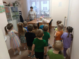 Знакомимся с трудом взрослых Знакомимся с трудом взрослых.