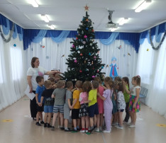 Прощание с новогодней елочкой Прощание с новогодней елочкой.