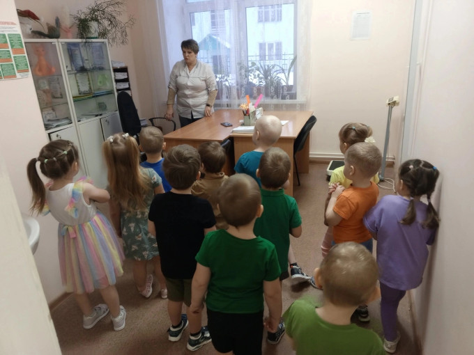 Знакомимся с трудом взрослых Знакомимся с трудом взрослых.